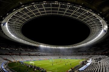 España y Portugal, dos de las selecciones candidatas a llevarse el título al final de la competición velan armas antes de medirse el día siguiente en Ciudad del Cabo, en el estadio Green Point. Tanto españoles como portugueses llegaban en un óptimo estado de juego: la derrota ante Suiza en el primer partido había espabilado a los de Del Bosque, mientras que los lusos acumulaban 19 encuentros sin conocer la derrota (no perdían desde el 11 de febrero de 2009).