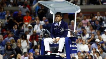El juez de silla portugués Carlos Ramos dirige la final femenina del US Open entre la estadounidense Serena Williams y la japonesa Naomi Osaka.