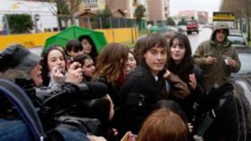 <b>ÍDOLO. </b>Las quinceañeras le persiguieron ayer en La Albericia.