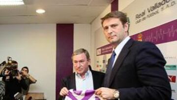 <b>EN ZORRILLA, AYER </b>Clemente posa con la camiseta del Valladolid junto al presidente Carlos Suárez.