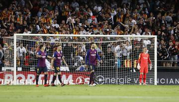 Piqué se agacha para intentar despejar de cabeza sin conseguirlo. Garay remata a placer para marcar el 1-0 en el segundo minuto de partido.