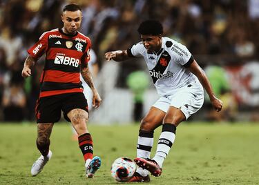 Sorprende que esté tan abajo en la lista. Un mediocentro potentísimo que dará mucho que hablar en un futuro reciente. Lo tiene fichado el Chelsea pero jugará hasta el verano en Brasil. Uno de los reclamos del próximo Mundial Sub-20. Un portento.