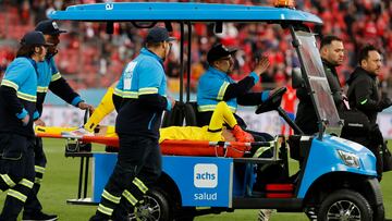 AME7912. SANTIAGO (CHILE), 10/09/2024.- Carlos Lampe de Bolivia sale lesionado este martes, en un partido de las eliminatorias sudamericanas para el Mundial de 2026 entre Chile y Bolivia