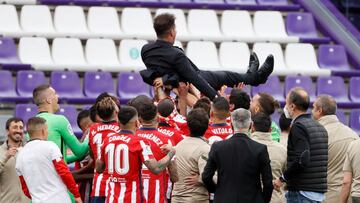Simeone manteado por sus jugadores.