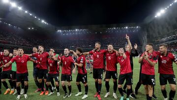 La selección de fútbol de Albania celebra la victoria ante Polonia.