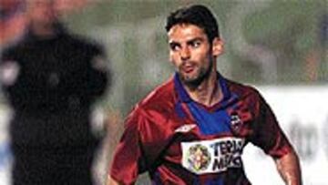 <B>PENDIENTE DE SU FUTURO</B>. Javi Peña pretende arreglar su situación con el Levante para venir a Almería.