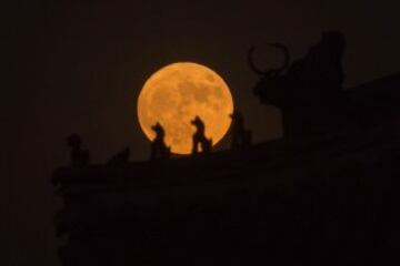 La superluna en la Ciudad Prohibida de Pekín, China. 