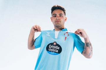 Un homenaje a toda Galicia, rinde tributo a las ra¨ªces del club representando con orgullo la ¡®terri?a¡¯. La primera equipaci¨®n del Celta luce en el tejido celeste la relaci¨®n de los 313 municipios de la comunidad gallega en la ic¨®nica tipograf¨ªa que Xos¨¦ Vizoso dise?¨® para el centenario.