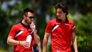 Roberto Merhi, a la derecha, junto a su compañero Will Stevens.