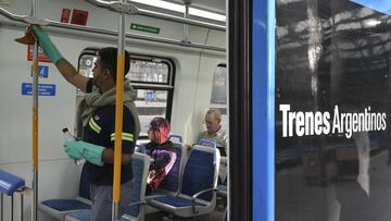 Un empleado limpia un vag&oacute;n de un tren en Buenos Aires (Argentina)