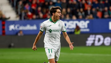 PAMPLONA, 16/03/2025.- El centrocampista del Getafe, Ramón Terrats, tras conseguir el primer gol del equipo getafense durante el encuentro correspondiente a la jornada 28 de Laliga EA Sports que disputan hoy domingo Osasuna y Getafe en el estadio El Sadar, en Pamplona. EFE / Villar López.