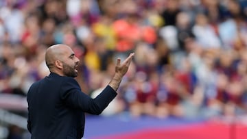 Claudio Giráldez durante el partido contra el Barça en Montjuic.