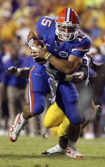 Tebow llegó a la NFL después de haber sido una estrella del football universitario con la universidad de Florida. Con los Gators batió todos los records de touchdowns y ganó multitud de premios, incluyendo el prestigioso Heisman Trophy en 2007. En 2008 también sería candidato a ganarlo, pero se lo llevaría su actual compañero en Philadelphia Sam Bradford.