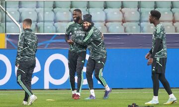 Benzema abraza a Rüdiger en un momento del entrenamiento del Real Madrid en Varsovia.