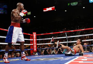 El mexicano Juan Manuel M芍rquez decidi車 subir dos divisiones de peso para enfrentarse al invicto Floyd Mayweather el 19 de septiembre de 2009 en el MGM Grand Arena de Las Vegas. El estadounidense ven赤a de un descanso de casi dos a?os, y demostr車 que segu赤a estando en forma. Es el cuarto boxeador mexicano que se convirti車 en campe車n mundial en tres categor赤as de peso.
Pero esa no fue su noche. Mayweather sali車 fuerte y se impuso desde el primer momento. M芍rquez cay車 en el segundo asalto. Pudo recuperarse, pero se vio atropellado por el estadounidense que se impuso por decisi車n un芍nime sin problema.