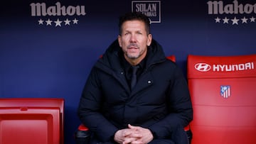 MADRID, 18/01/2026.-El entrenador del Atlético de Madrid Diego Simeone, durante el partido de LaLiga EA Sports entre el Atlético de Madrid y el Alavés, este domingo en el estadio Riyadh Air Metropolitano en Madrid.-EFE/ Manu Reino