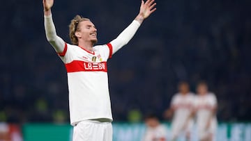 Woltemade celebra el título de Copa con el Stuttgart.