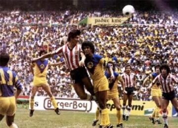 La campaña 83-84 regaló la única final entre América y Chivas. En una ida muy intensa todo terminó 2-2 en el estadio Jalisco, ya en la vuelta, el 10 de julio de 1984, las Águilas se impusieron 3-1 y dejaron tendidos en el césped a su máximo rival. 