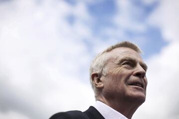 Max Mosley (Londres, 1940) falleció el pasado 24 de mayo a los 81 años. El británico fue presidente de la Federación Internacional de Automovilismo (FIA) entre 1993 y 2009, año en el que abandonó el puesto a causa de un escándalo de índole sexual. Desde ese cargo fue el impulsor de numerosas e importantes mejoras en materia de seguridad, principalmente en la Fórmula 1. En su juventud llegó a ser piloto de Fórmula 2, antes de dejar la competición para convertirse en uno de los fundadores del equipo March.