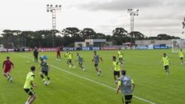 La Selecci&oacute;n disputa un partidillo en el Centro Deportivo Caj&uacute; en Curitiba, la ciudad donde ha quedado concentrada. 
 