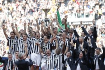 La Juventus se consagró campeón de la temporada 2014-15 al vencer por 0-1 a la Sampdoria. Los 'bianconneri' se adjudicaban así su trigésimo segundo Scudetto y el cuarto consecutivo. En la imagen los jugadores con el trofeo de campeones de la Liga italiana.