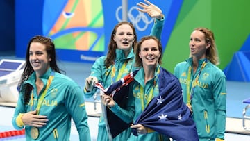 Emma McKeon, Cate Campbell, Bronte Campbell y Brittany Elmslie celebran la medalla de oro conseguida en el relevo del 4x100 libre en los Juegos Ol&iacute;mpicos de R&iacute;o.