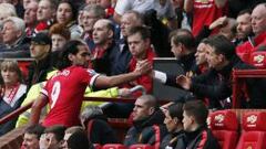 Falcao, luego de ser sustituido por Van Gaal (derecha) en su &uacute;ltimo partido de la temporada en Old Trafford.
 