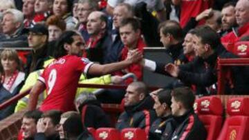 Falcao, luego de ser sustituido por Van Gaal (derecha) en su &uacute;ltimo partido de la temporada en Old Trafford.
 