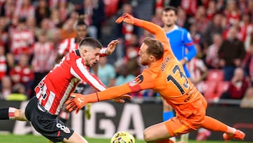 Bilbao, 06/12/2025.- El centrocampista del Athletic Club de Bilbao Oihan Sancet (c) remata de cabeza a portería ante el portero esloveno del Atlético de Madrid Jan Oblak (d), durante el partido de Liga en Primera División que disputan este sábado en el estadio de San Mamés, en Bilbao. EFE/Javier Zorrilla