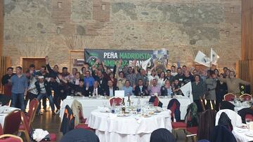 Los aficionados de la pe?a madridista Valle del Ambroz de Herv¨¢s (C¨¢ceres) festejan con un brindis su cena inaugural.