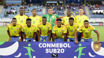 AME8978. CARACAS (VENEZUELA), 10/02/2025.- Los jugadores de Colombia se forman este lunes, en un partido del hexagonal final del Campeonato Sudamericano sub-20 entre las selecciones de Argentina y Colombia en estadio Brígido Iriarte, en Caracas (Venezuela). EFE/ Ronald Pena R