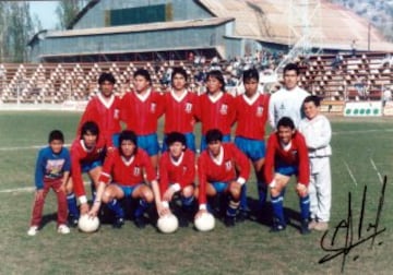 El "Renca", abajo y segundo de izquierda a derecha en esta formación de La Calera en los años 80, obtuvo el título nacional amateur adulto y pasó a jugar al cuadro cementero.