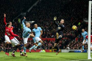 Just like watching Barça | David Silva opens the scoring in the Manchester derby.