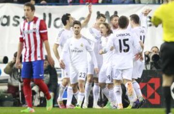 0-2. Cristiano Ronaldo celebra el segundo gol con sus compañeros.