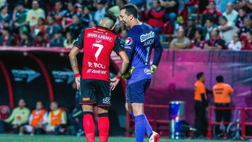 El guardameta argentino Agustín Marchesín ultrajo un poco de historia del curriculum de su compatriota Gustavo Bou al atajarle un penal.
