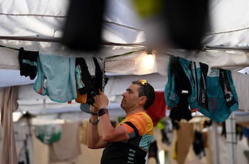 Los participantes descansan en el campamento después del final de la Etapa 3 de la 13ª edición de Titan Desert 2018 entre Alnif y Rissani, en el centro de Marruecos