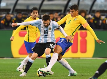 Messi y Thiago Silva.