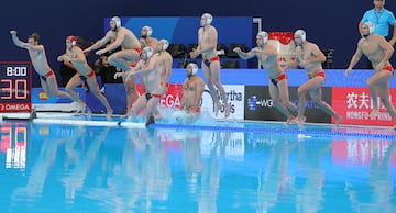 La Selección, lanzándose a la piscina en los Mundiales de Doha 2024.