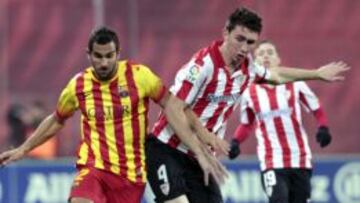 Aymeric Laporte pelea un balón con Martín Montoya en el nuevo San Mamés.
