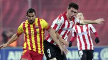 Aymeric Laporte pelea un bal&oacute;n con Mart&iacute;n Montoya en el nuevo San Mam&eacute;s.