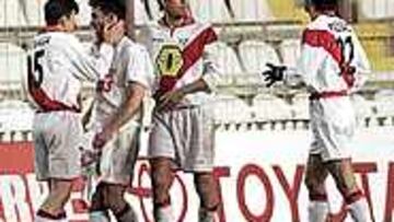 AL FINAL. Los jugadores del Rayo felicitan a Bolo por el gol que logró en el minuto 88 de partido.