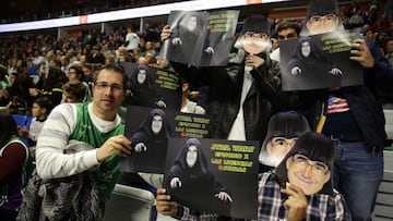 La afición de Málaga protestó contra 'Darth Vader' Bertomeu