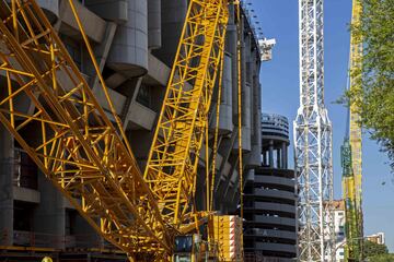 Así avanzan las obras remodelación y modernización del Santiago Bernabéu. Ni las lluvias de elevada intensidad caídas en la capital ni los efectos de la DANA climatológica que están afectando a toda España han frenado el ritmo de las obras cuya finalización está prevista para principio del mes de octubre de 2022, aunque es factible que la finalización de la reforma finalice unos meses antes de lo previsto.