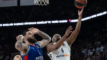 Vincent Poirier trata de parar a Dennis Smith Jr, que consigue en esta acción su única canasta.