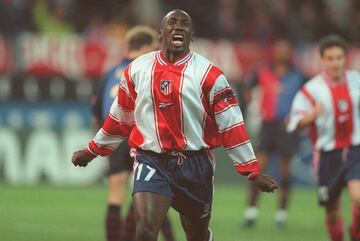 Hasselbaink celebra un gol con el Atlético.