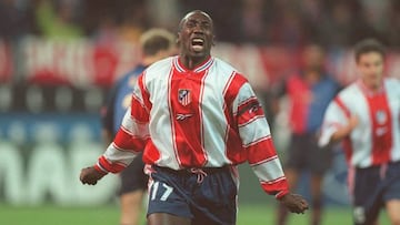 Hasselbaink celebra un gol con el Atlético.