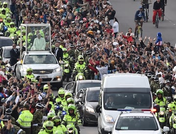 El Papa Francisco recorrió Bogotá, Villavicencio, Medellín y Cartagena con su mensaje de paz y reconciliación. Una visita emotiva para practicantes y no creyentes.