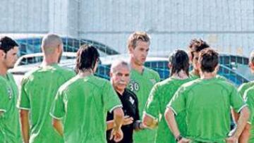 <b>UNIÓN. </b>Antonio Tapia le ha pedido a sus jugadores, y también a su afición, que la unión de todos debe acercar el ascenso a Primera.