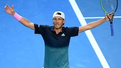 Nishikori abandona y Djokovic alcanza su séptima semifinal