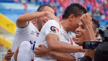 Los Albos se mantuvieron en la cima del fútbol salvadoreño luego de empatar a dos goles frente a FAS en El Cuscatlán.
